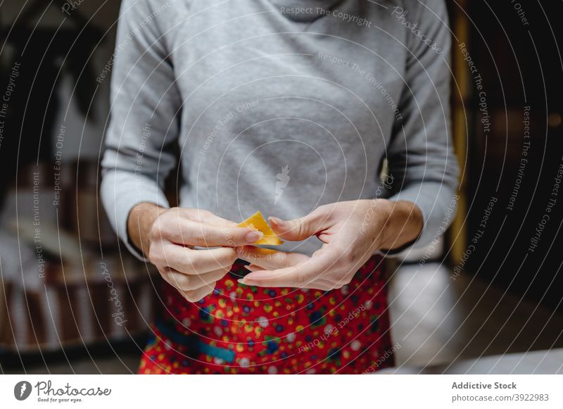 Crop Frau mit leckeren Tortellini zu Hause Italienische Küche Tradition roh Koch Knödel selbstgemacht Lebensmittel ungekocht heimwärts Hausfrau vorbereiten