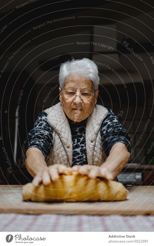 Ältere Frau knetet Teig in der Küche kneten Teigwaren Koch selbstgemacht Gebäck Tortellini Italienische Küche Knödel Senior gealtert Tradition vorbereiten