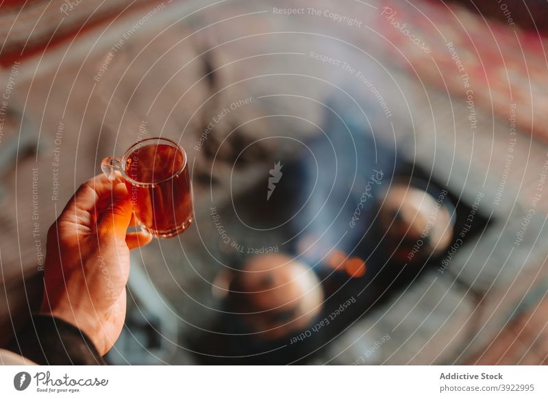 Crop Traveller mit Tasse heißem Tee Reisender Mann genießen trinken Heißgetränk Getränk Urlaub männlich Wadi Rum Jordanien aromatisch ruhen reisen Feiertag