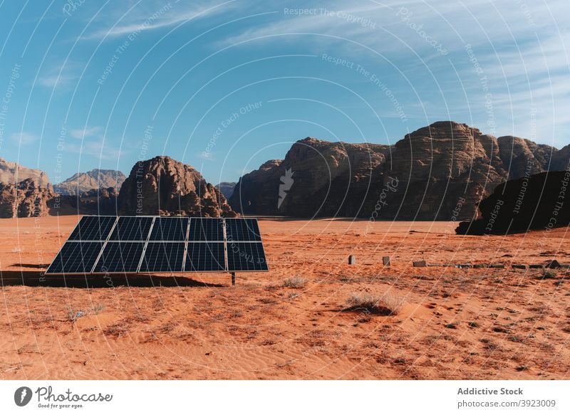 Solarbatterie in der Wüste an einem sonnigen Tag platziert solar Panel wüst Erneuerung Energie Ressource nachhaltig alternativ Batterie Kraft Wadi Rum Jordanien