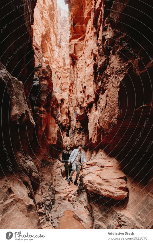 Paar Reisende im felsigen Canyon Schlucht Sandstein erkunden Reisender Zusammensein rau natürlich Wadi Rum Jordanien reisen Fundstück Urlaub Landschaft Ausflug