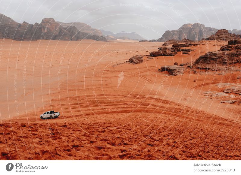 Autofahrt auf sandigem Terrain in der Wüste wüst PKW Mitfahrgelegenheit Geländewagen Sandstein Tal trocknen trocken Offroad Landschaft Wadi Rum Jordanien wolkig