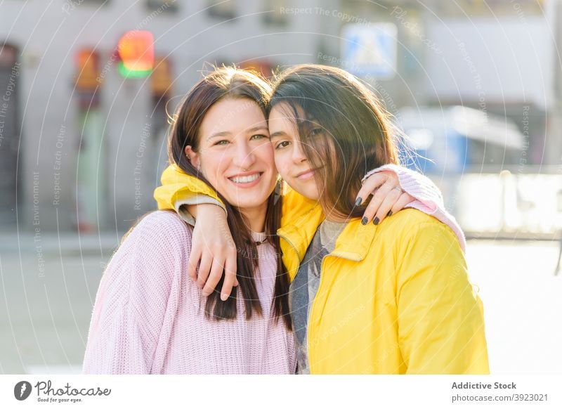 Liebendes Paar von Lesben umarmt auf der Straße lesbisch Frauen Umarmung lgbt gleichgeschlechtlich schwul heiter kuscheln Großstadt Zusammensein Partnerschaft