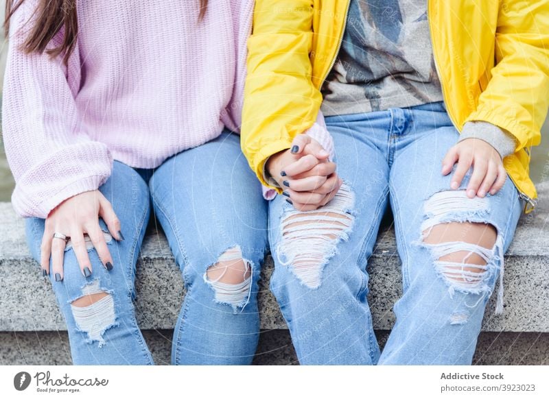 Crop lesbische Paar hält Hände auf der Straße Händchenhalten Frauen schwul lgbt Vertrauen gleich Toleranz gleichgeschlechtlich Liebe verliebt Stein Bank sitzen