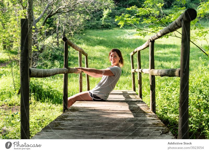 Frau entspannt auf Brücke im Wald Wälder Sommer sich[Akk] entspannen Fluss genießen sorgenfrei Natur friedlich ruhen Baum sitzen Freiheit Wasser Bach alt ruhig