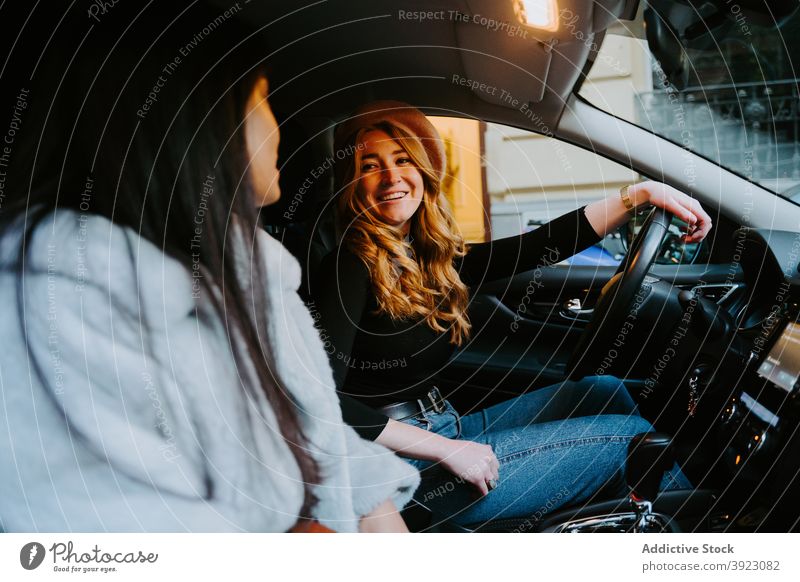Frauen sitzen in modernen Auto in der Stadt PKW Freund Zusammensein reden Fahrer Passagier Freundschaft Automobil Innenbereich Sitz Zeitgenosse Glück Lächeln