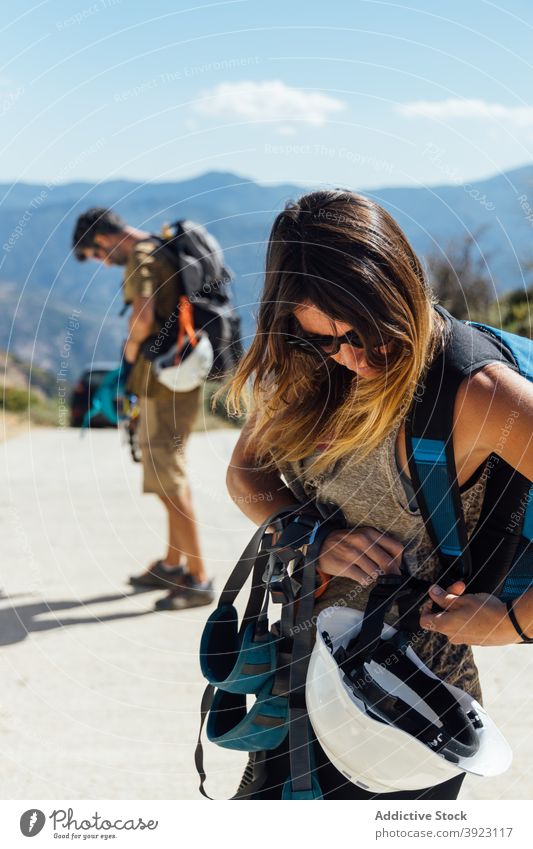 Bergsteiger bereiten sich auf das Abseilen im Gebirge vor Aufsteiger vorbereiten aktiv Gerät Schutzhelm Freund üben Sicherheit Frau Training Aktivität