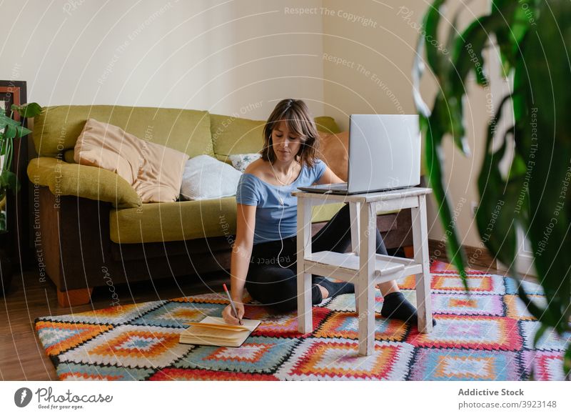 Frau arbeitet mit Laptop und Papieren zu Hause Arbeit abgelegen zur Kenntnis nehmen online Entfernung Internet Job Erwachsener Gerät Apparatur freiberuflich
