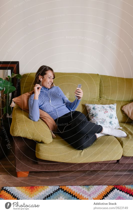 Entspannende Frau mit Smartphone auf Büro-Couch Liege ruhen Business Texten benutzend Gerät Sofa Anschluss Browsen Surfen sich[Akk] entspannen Internet