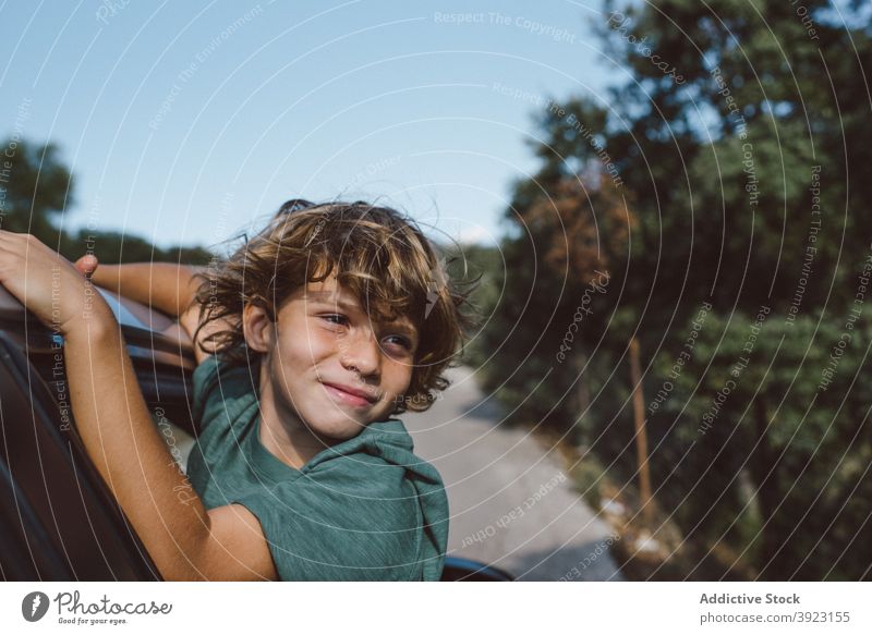 Kind schaut aus dem Autofenster in der Natur PKW Berge u. Gebirge Abenteuer Sommer Fenster Junge reisen Ausflug genießen männlich Automobil Reise Urlaub