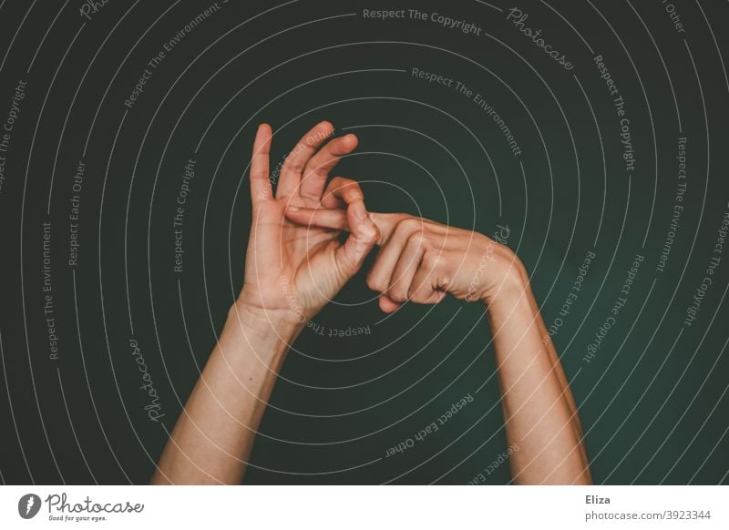 Sexuelle Geste - Finger ins Loch stecken Sexualität Geschlechtsverkehr Zeichen Penetration obszön Hände Gestik direkt Symbolik anmachen Belästigung