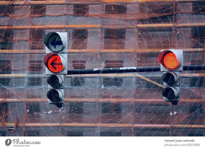 alte Ampeln in rot Semaphor Licht signalisieren Straße Ermahnung Verkehr Großstadt Verkehrsschild Zeichen Symbol Weg Vorsicht Straßenschild Beratung Sicherheit