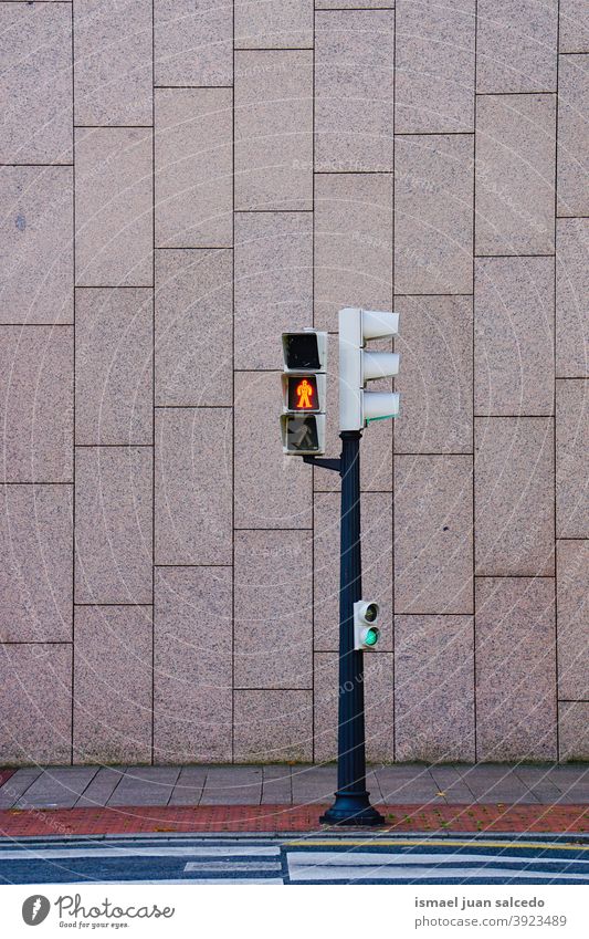 Ampel auf der Straße Semaphor Licht signalisieren Ermahnung Verkehr Großstadt Verkehrsschild Zeichen Symbol Weg Vorsicht Straßenschild Beratung Sicherheit