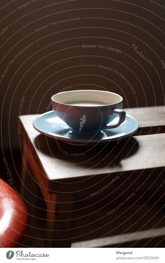 Tasse mit Milch Vintage Ruhe einfach Hocker blau Meditation Tee Pause Spiritualität fastenzeit