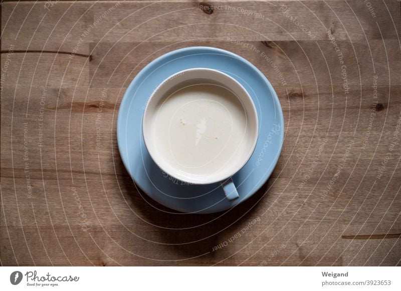 Milch in Tasse einfach weiß Milcherzeugnisse blau reduziert fastenzeit Wenig Pause laktosefrei