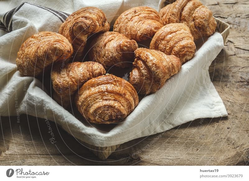 Französisch Hausgemachte frische Croissants Lebensmittel Gebäck Frühstück Brot lecker Bäckerei Dessert süß Snack Hintergrund geschmackvoll Morgen Mahlzeit