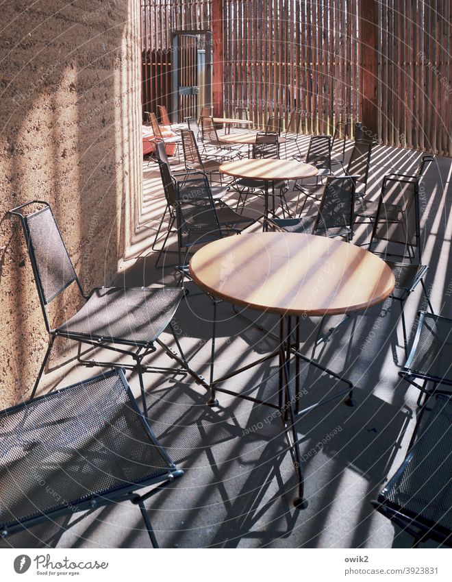 Stühle, Tische, Streifen Café Innenraum geheimnisvoll abstrakt geschlossen Gastronomie Sitzgelegenheit leer
