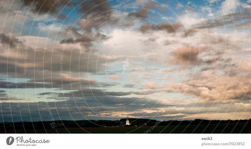 Wegmarke Panorama (Aussicht) Kirche Kirchturmspitze Abenddämmerung Wolkenformation Farbfoto Außenaufnahme Menschenleer Textfreiraum oben Dämmerung Kontrast