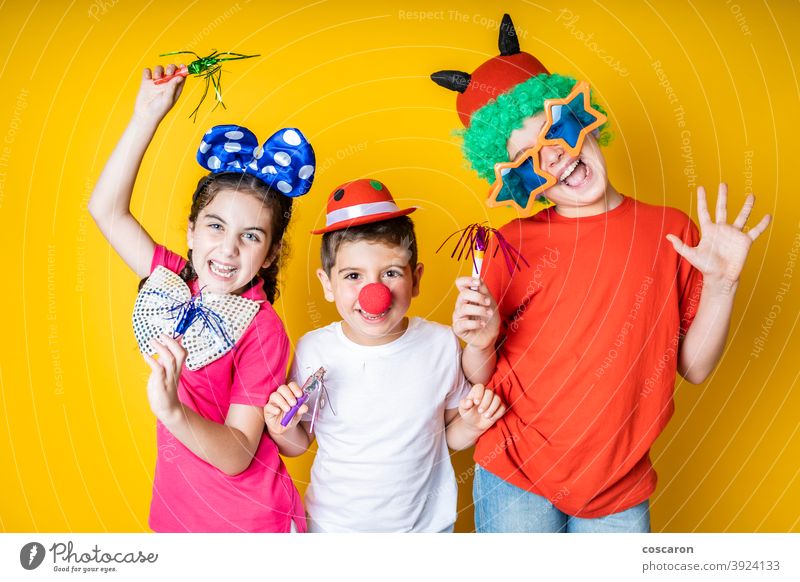 Drei Kinder, die zu Hause Karneval oder Silvester feiern Hintergrund schön Junge Feier Kindheit Tracht niedlich Dekoration & Verzierung Teufel Kleid