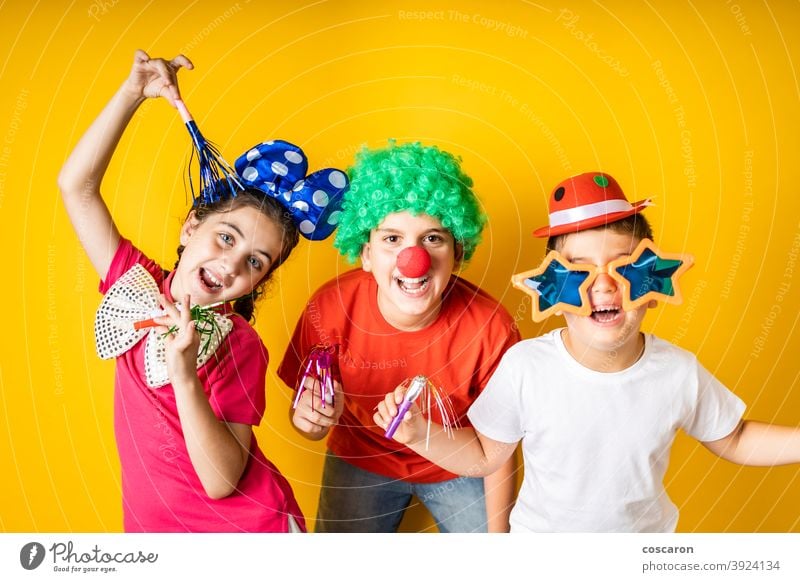 Drei Kinder, die zu Hause Karneval oder Silvester feiern Hintergrund schön Junge Feier Kindheit Tracht niedlich Dekoration & Verzierung Teufel Kleid