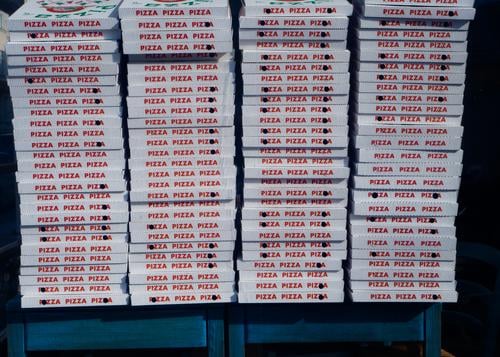 Pizza ist für alle da Italienische Küche Fastfood Schachteln Typographie viele Großbuchstaben gestapelt Lieferservice Selbstabholung Design Verpackungen