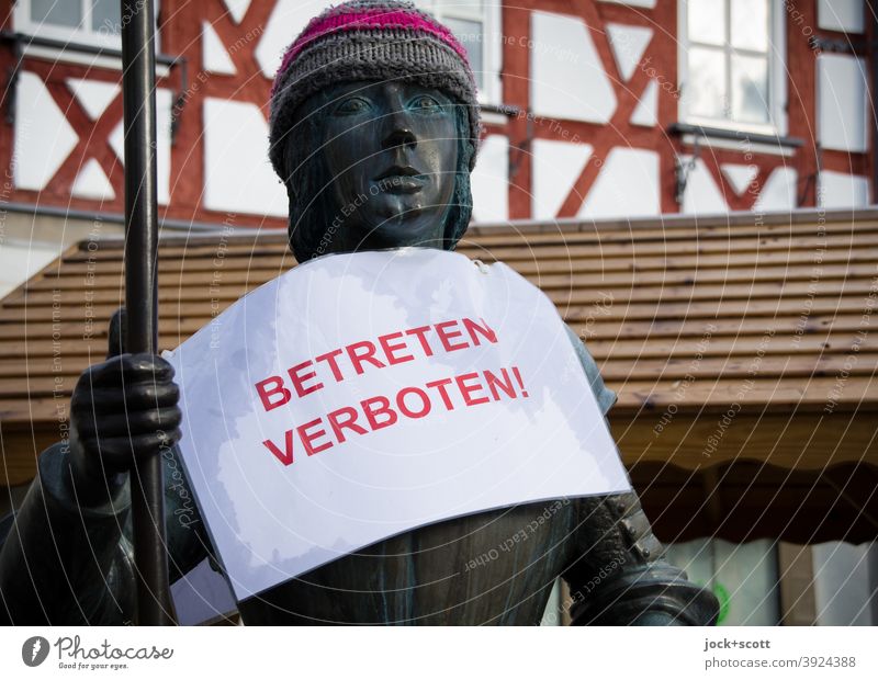 !Trash! 2020 | Betreten Verboten Statue historisch Stab zeitgeist Wollmütze Betreten verboten Hinweisschild Deutsch Großbuchstabe Platz Fachwerkfassade