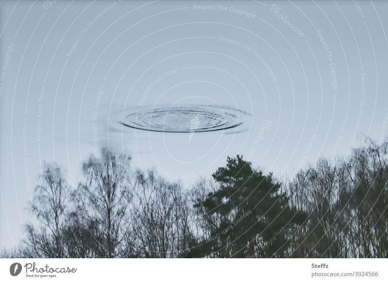 I want to believe... UFO Sichtung außerirdisch Raumfahrzeug aliens Außerirdischer Angst graublau Landung unerklärlich ungewiss Ungewissheit rätselhaft irreal