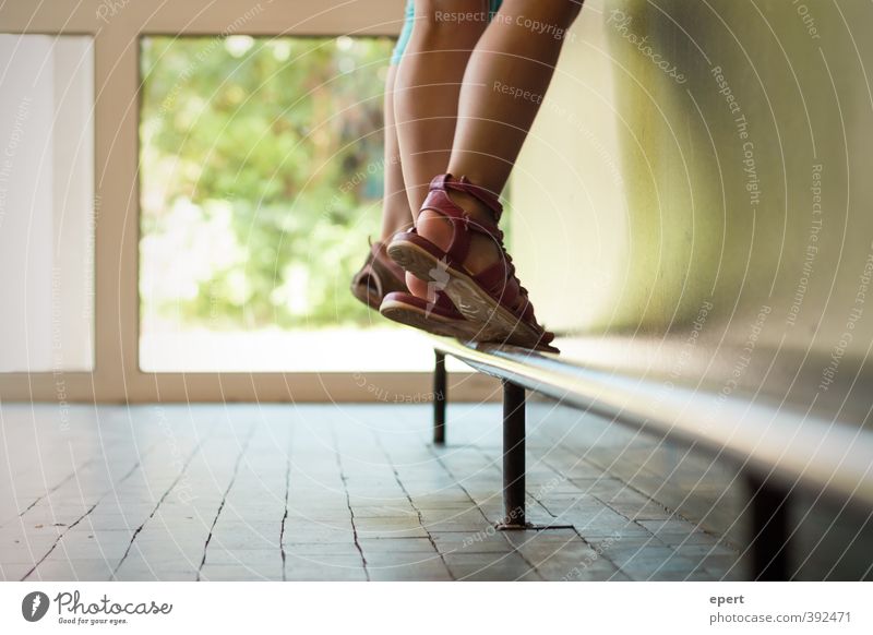 Thekenkinder Beine Fuß Sandale stehen Fröhlichkeit Leichtigkeit Perspektive Farbfoto Innenaufnahme Schwache Tiefenschärfe
