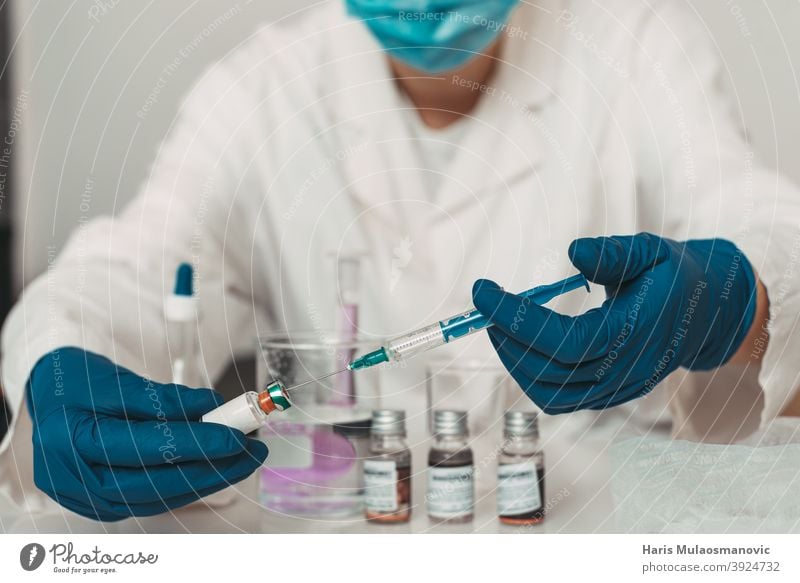 Experimentieren mit verschiedenen Impfstoffen im Labor, Heilung für Covid-19 Analyse Hintergrund Biologie Flasche Pflege Chemikalie Chemie Covid-Impfstoff