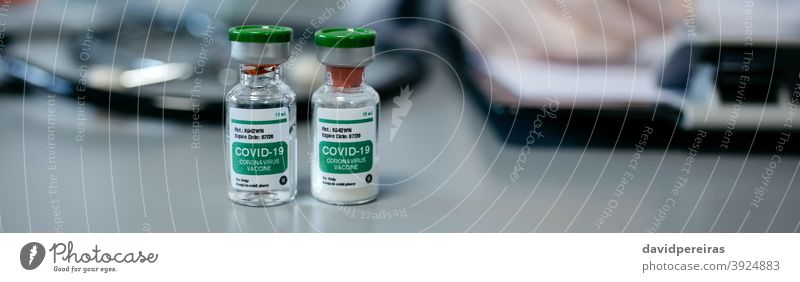 Zwei Fläschchen mit Coronavirus-Impfstoff Impfstoff-Dosis covid-19 Impfung Konzept Flasche Ampulle medizinisch Virus Transparente Netz Kopfball Panorama