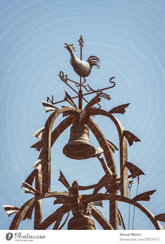 Gusseiserner Glockenturm mit einem ornamentalen Wetterhahn Gusseisen Klingel Windfahne Vogel Design Tier traditionell alt Symbol metallisch Außenseite klassisch