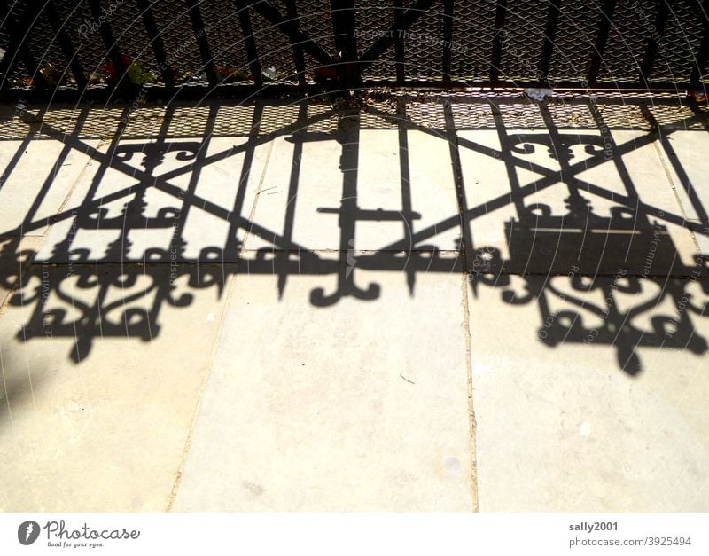 Des Tores Schatten... Eingangstor Schmiedeeisen England Tür geschlossen alt Eingangstür Strukturen & Formen Schloss Metall Sicherheit Außenaufnahme Menschenleer