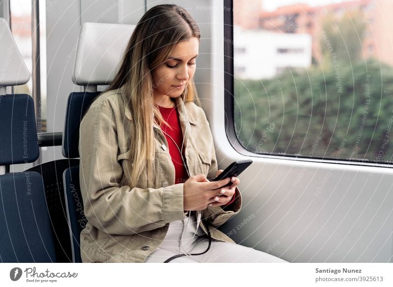 Blondes Mädchen im Zug reisend Kopfhörer Porträt jung 20s Vorderansicht blond hübsch Telefon per Telefon Funktelefon Kaukasier Blick Stehen Frau Smartphone