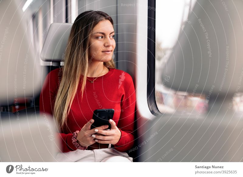 Junges blondes Mädchen im Zug reisend Porträt jung 20s Vorderansicht hübsch Telefon per Telefon Funktelefon Kaukasier Blick Stehen Frau Smartphone Reisender