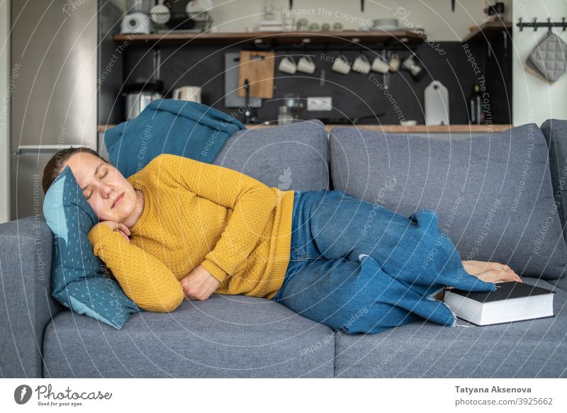 Frau schläft nach dem Lesen lesen schlafen Buch im Innenbereich Sofa heimwärts Erholung Wohnzimmer bequem Person Lifestyle Kaukasier Erwachsener Freizeit Liege