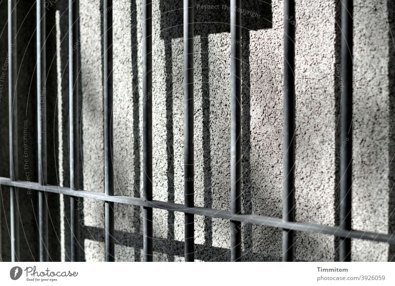 Hier geht's auch nicht weiter Absperrung Gitter Metall Zaun Sicherheit Barriere Mauer Schatten