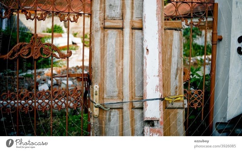 rustikale Tür am Zaun Schaden Eingang Eingangstür Griff Holztür Farbfoto zugeklappt Strukturen & Formen Detailaufnahme alt Holztor Außenaufnahme Eingangstor