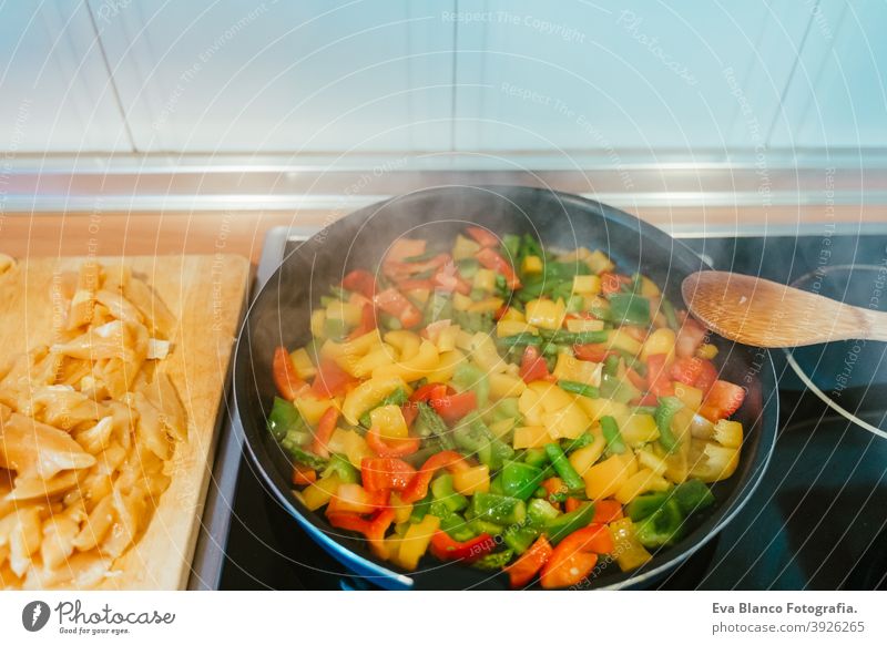 unerkennbar Frau bereitet Gemüse Essen in der Pfanne. Gesundes Essen Lebensmittel Küche Paprika farbenfroh Gesundheit rühren tiefstehend Möhre Kohlgewächse