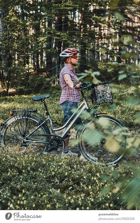 Aktive Frau verbringt freie Sommerferien auf einer Fahrradtour im Wald Freude Freiheit fallen Erholung Abenteuer genießen Waldlandschaft Waldbäume Schneise