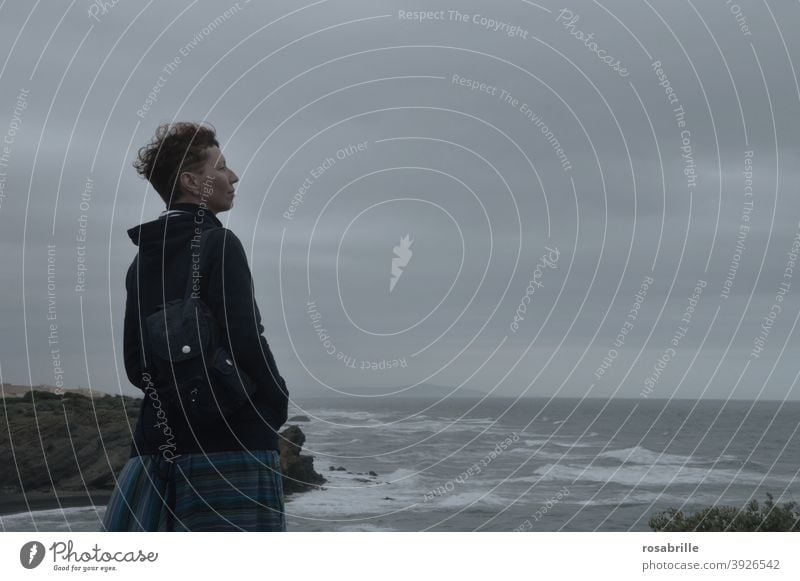 Frau schaut übers stürmische Meer | weit weg zuversichtlich Blick Ferne Zukunft trostlos mutig trotzig trotzdem Umstände zum Trotz Weite schlechtes Wetter