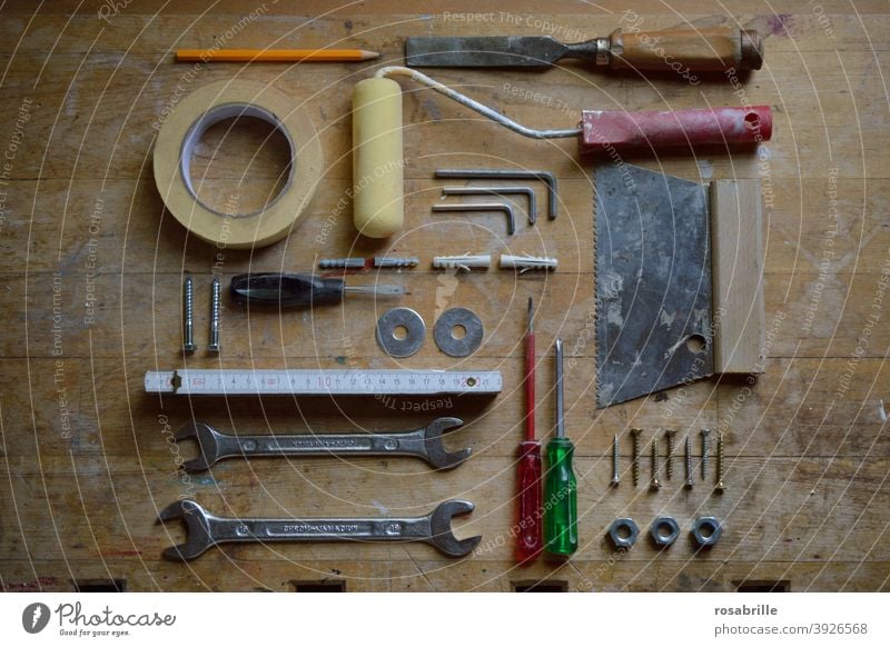 Ordnung im Chaos | Werkzeuge auf der Baustelle Werkbank arbeiten bauen Handwerk Handwerker Hausmeister Arbeit & Erwerbstätigkeit Arbeitsplatz Beruf renovieren