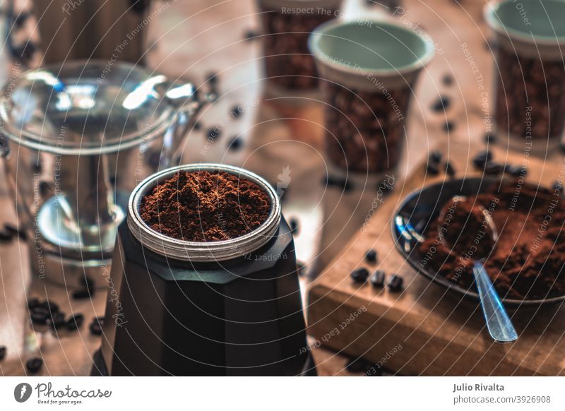 Kaffee kochen Kaffeemaschine elektrisch Boden Bohnen Tisch Teller Becher Foto horizontal braun demontiert Geschmack Farbe Küche Rücklicht Löffel Holz Aroma