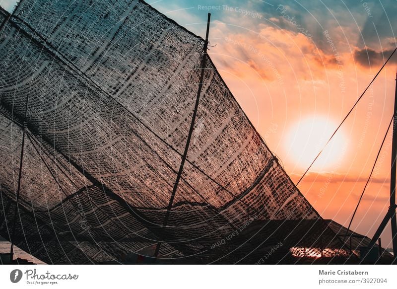 Fischnetze gegen den Sonnenuntergangshimmel, die das tägliche Leben und die Kultur im Fischerdorf Ben Tre, Mekong-Delta Vietnam zeigen im Freien Reisefotografie