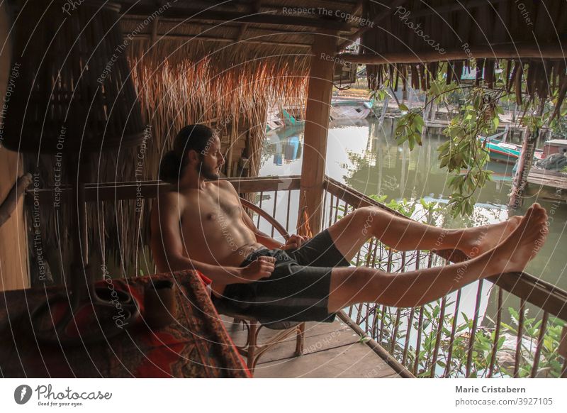 Person, die sich an einem faulen Sommernachmittag auf dem Balkon entspannt friedlich Freizeit lässig aussruhen Leben Entspannungskonzept Beine sorgenfrei