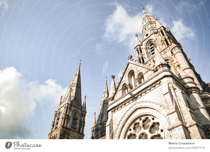 Die Kathedrale St. Mary's, eine beliebte Touristenattraktion in Killarney, Irland, die den Stil der Wiedergeburtsgotik zeigt. st. marys kathedrale Neogotik