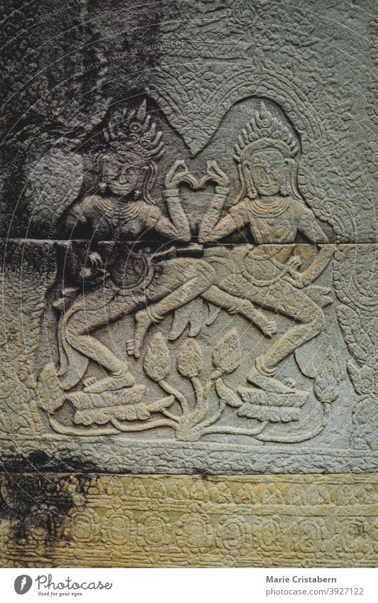 Basrelief-Dekoration, die die Apsara-Tänzerinnen in den Wänden von Angkor Wat in Kambodscha darstellt Flachrelief antike Ruinen Siem Reap Asien
