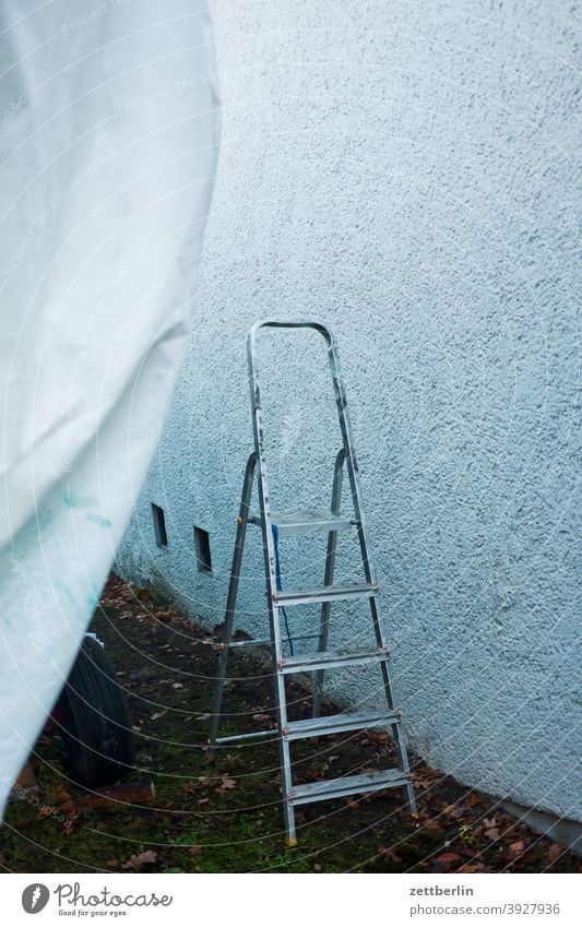 Stehleiter stehleiter hausmeister handwerker arbeit baustelle wand mauer ecke nische wohnhaus garage menschenleer textfreiraum aluminium