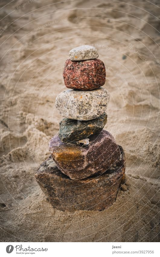 Steine am Strand aufgestapelt, harmonisch und ausgeglichen Stapel stapeln Stapelung Gleichgewicht Spiritualität Meer Küste Sand Sandstrand Meditation Harmonie