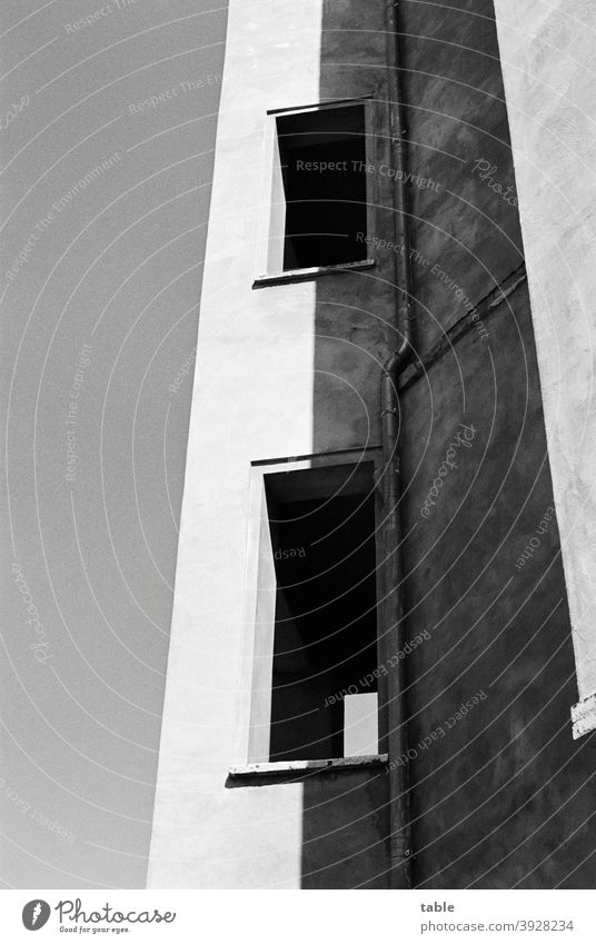 Zu Spekulationszwecken leer stehendes Wohnhaus Architekturfotografie Großstadt analog Film Einsamkeit Sonnenlicht Stein Licht Haus Wandel & Veränderung bauen