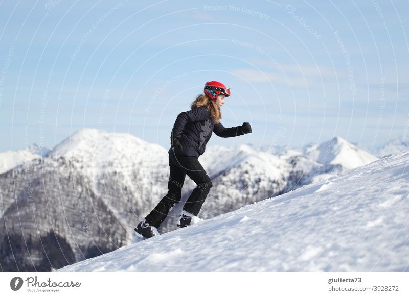Frohes Neues Jahr! |Sportliche junge Frau wandert voller Elan den Berg nach oben Porträt Wegsehen Profil Ganzkörperaufnahme Zentralperspektive Sonnenstrahlen